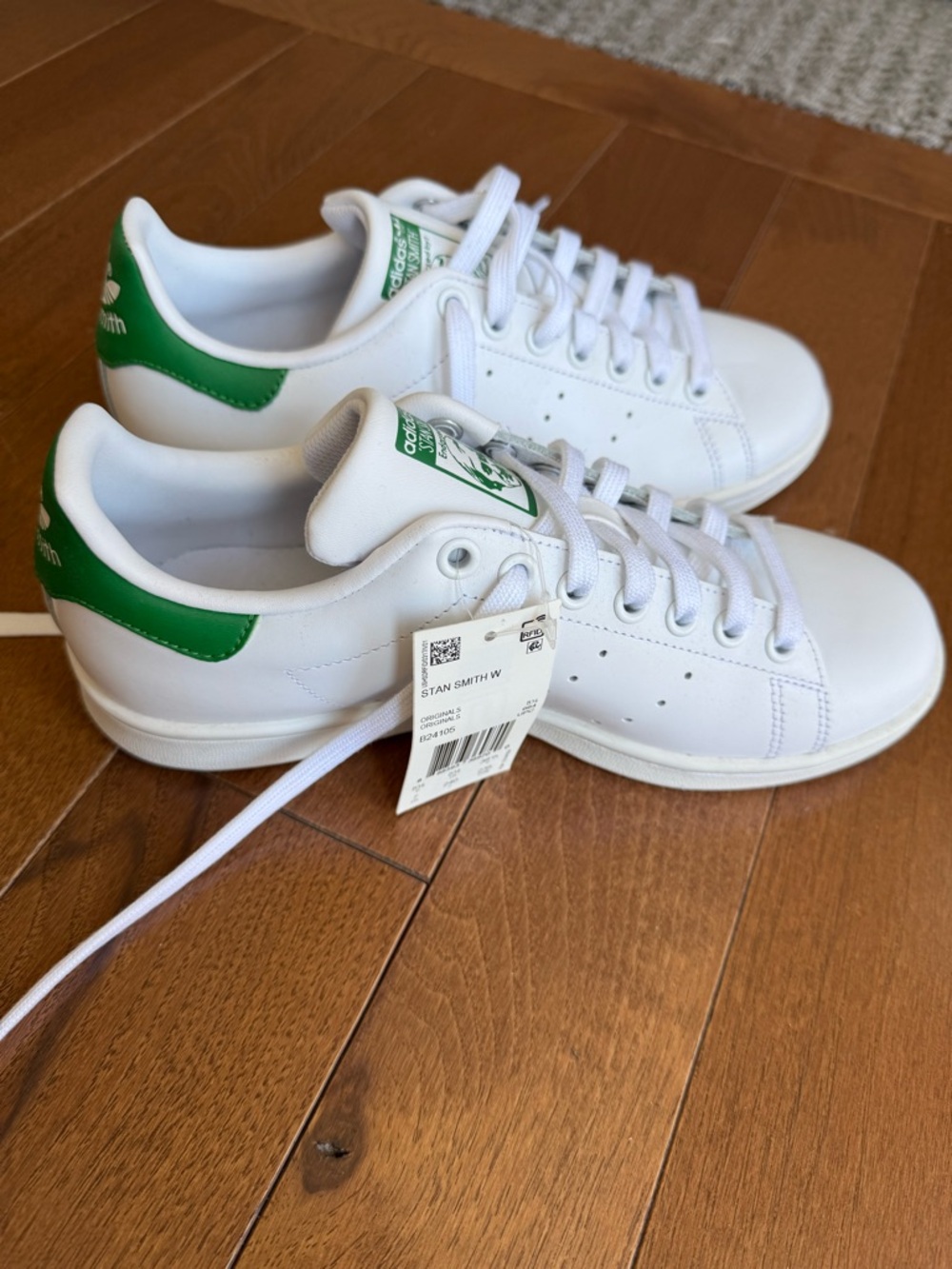 adidas Stan Smith woman’s US size 7 White Leather Sneakers with Green Heel NWT